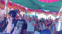 Cagub Maluku Utara Hi. Aliong Mus saat menyapa Warga Suku Bajo Desa Dowora, Kecamatan Gane Barat, Kabupaten Halmahera Selatan, Rabu 30 Oktober 2024.(Foto : Beritadetik.id).