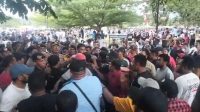 Bentrok antarpendukung paslon nomor urut 1 Husain Alting Sjah-Asrul Rasyid Ichsan (HAS-KIERAHA) bersama pendukung paslon nomor urut 4 Sherly Tjoanda Laos-Sarbin Sehe di Halaman Kantor DPRD Malut di Sofifi, Selasa 12 November 2024.(Ist).