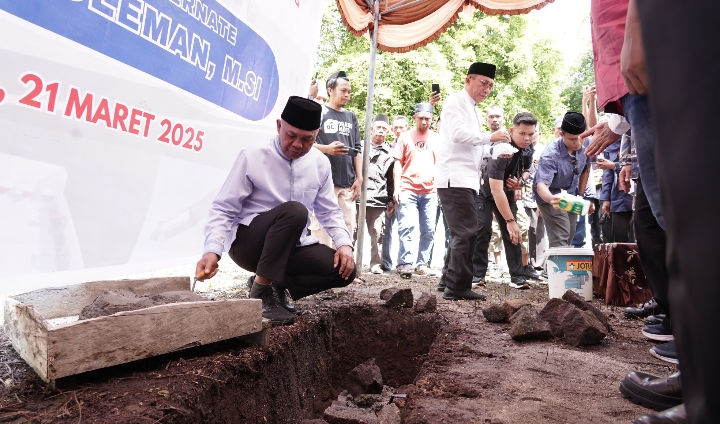 Wali Kota dan Wakil Wali Kota Ternate, M. Tauhid Soleman dan Nasri Abubakar saat memulai peletakan batu pertama SPBU di Pulau Moti.(Foto : Ian/beritadetik.id).