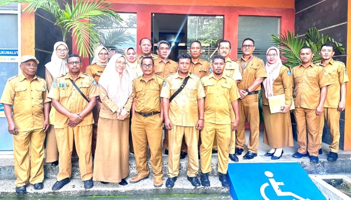 Foto bersama dalam rangka penagihan pajak kendaraan bermotor roda dua. Empat dan enam di opd-opd pemerintah kota Ternate.(istimewa).