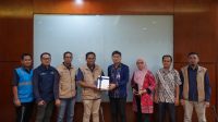 Pemberian cinderamata oleh Manager UP3 Ternate sebagai bentuk apresiasi kepada pelanggan potensial Bank Indonesia KPw Malut