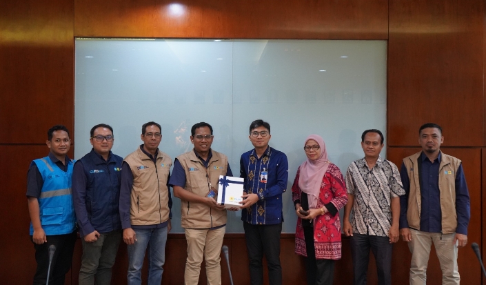 Pemberian cinderamata oleh Manager UP3 Ternate sebagai bentuk apresiasi kepada pelanggan potensial Bank Indonesia KPw Malut
