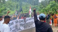 Warga Desa Roko, Kecamatan Galela Barat saat berunjuk rasa di kawasan PT. TUB.(Foto : Maikel/beritadetik.id).