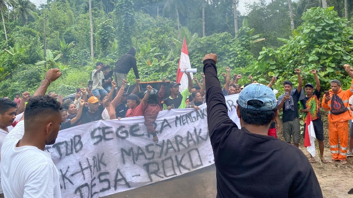 Warga Desa Roko, Kecamatan Galela Barat saat berunjuk rasa di kawasan PT. TUB.(Foto : Maikel/beritadetik.id).