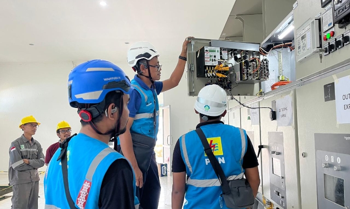 Manager UP3 Masohi memeriksa kesiapan infrastruktur saat energize dan pembebanan