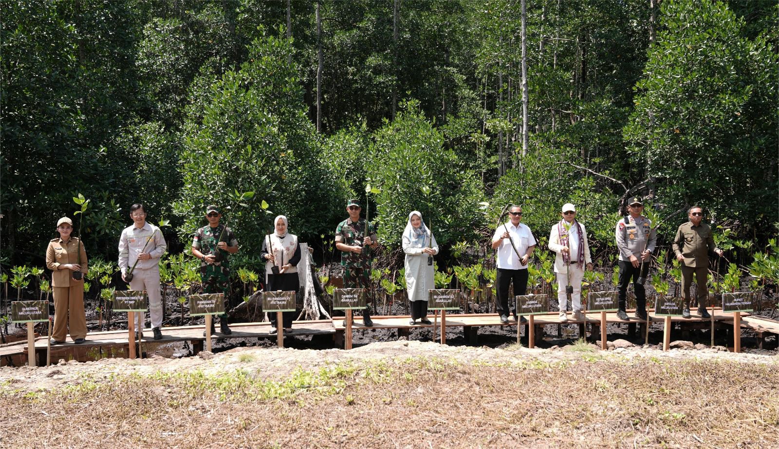 Gubernur Malut Sherly Tjoanda Laos saat melakukan kunjungan kerja ke Kawasan Industri PT Indonesia Weda Bay Industrial Park atau IWIP. (Foto : Istimewa).