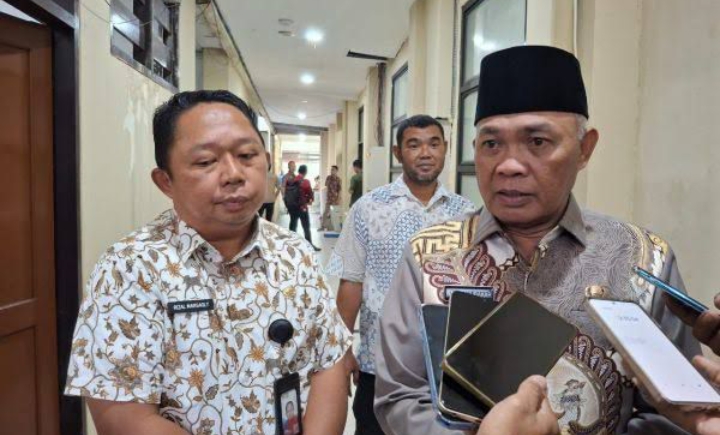 Wakil Wali Kota Ternate Nasri Abubakar didampingi Sekda Rizal Marsaoly saat diwawancarai awak media.(Foto : istimewa).