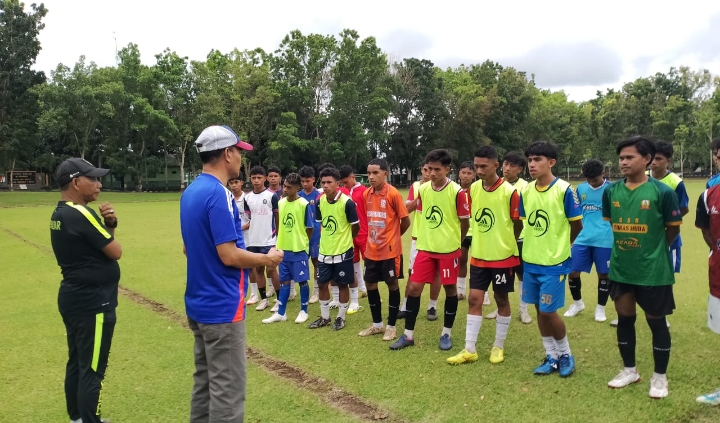 Wabup Djufri (Kaos biru) saat menyampaikan arahan kepada pemain yang mengikuti seleksi. (Istimewa)