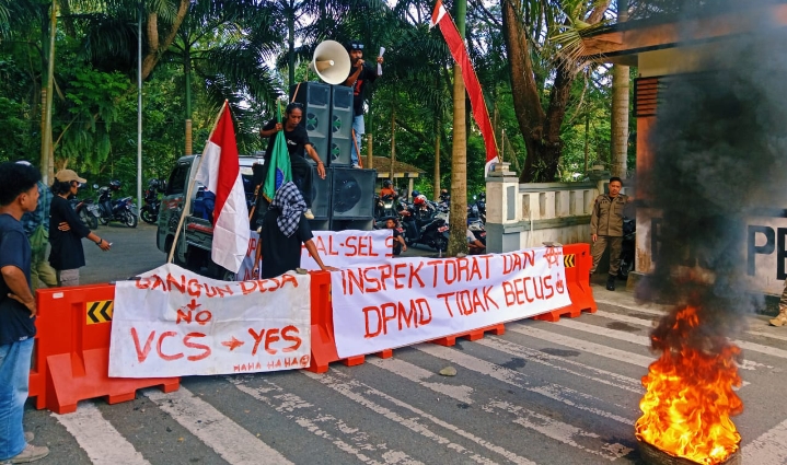 Pelajar Mahasiswa Busua saat bentangan spanduk di Kantor Bupati Kabupaten Halmahera Selatan, (Senin, 28/07/2025).