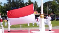 Detik-detik pengibaran bendera merah putih di Kabupaten Halmahera Barat.(Foto : Istimewa).