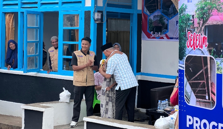 Nenek Rohani (74) Warga Kelurahan Muhajirin, Ternate Tengah, Kota Ternate saat menerima kunci bedah rumah dari Wakil Wali Kota Ternate Nasri Abubakar.(Istimewa).