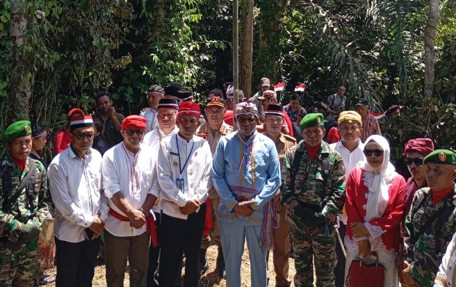 Wakil Bupati Kabupaten Halmahera Utara, Kasman Hi. Ahmad saat pimpin Upacara HUT Kemerdekaan RI ke-80 di Puncak Toligoda, Minggu 17 Agustus 2025.(Foto : Maikel Sumtaki/beritadetik.id).