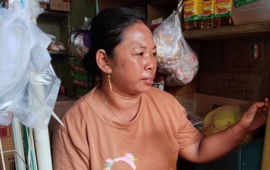 Johani (37), seorang ibu rumah tangga di Halmahera Tengah, Maluku Utara, memulai usaha dengan membuka lapak sembako di dekat gerbang kawasan industri PT Indonesia Weda Bay Industrial Park (IWIP).