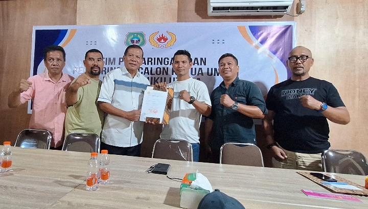 Bakal Calon Ketua Umum KONI Maluku Utara Imanullah Muhammad saat mengembalikan formulir.(Foto : Alfian Hatari/beritadetik.id).