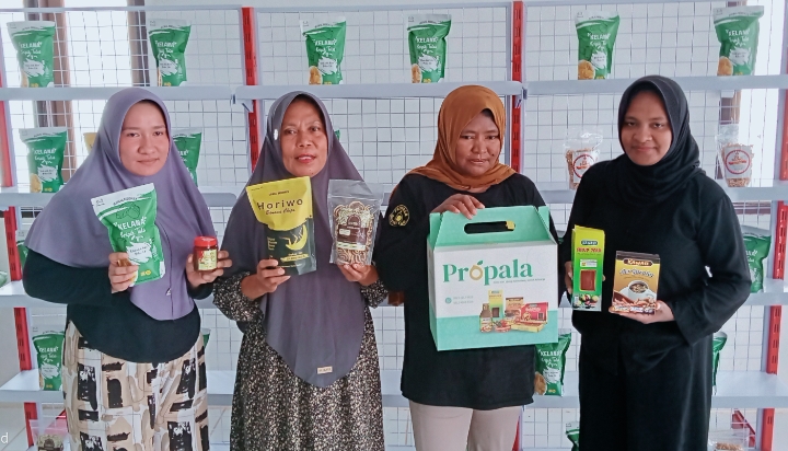 Suryani Jouronga (kedua dari kiri) bersama anggota kelompok UMKM Obi Jaya Mandiri saat berpose memperlihatkan hasil olahan usaha mereka.(Foto : ridho/beritadetik.id).
