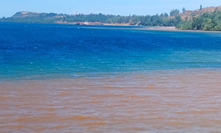 Air Laut di pesisir Pulau Gebe berubah warna menjadi kecoklatan diduga akibat aktivitas tambang.(Foto : Istimewa).