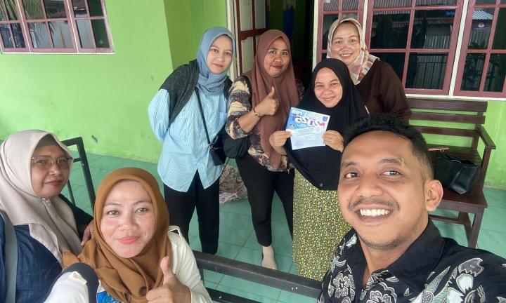 Tim BP2RD Ternate saat melakukan sosialisasi dan penagihan pajak ke rumah-rumah warga.(Foto : All/beritadetik.id).