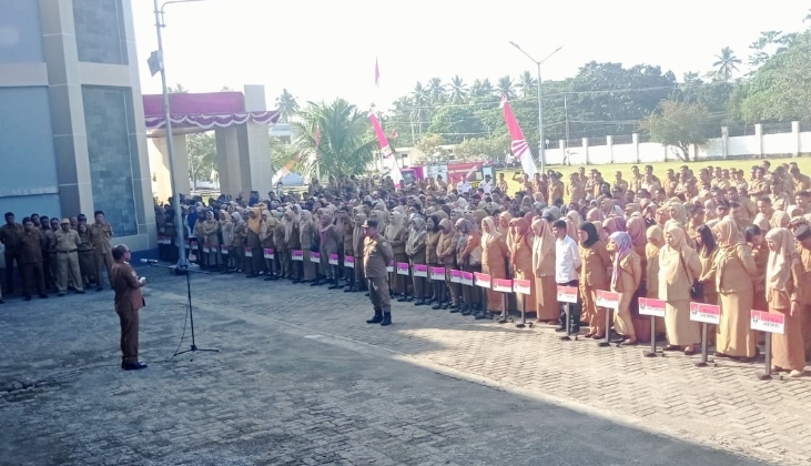 Bupati Rusli Sibua saat pimpin apel gabungan di halaman kantor Bupati Morotai.(Foto : Ul/beritadetik.id).