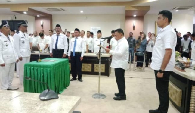 Pengukuhan Perpanjangan Masa Jabatan Kades oleh Bupati Halmahera Utara, Piet Hein Babua laksanakan di ruang rapat Fredy Tjandua lantai II Kantor Bupati