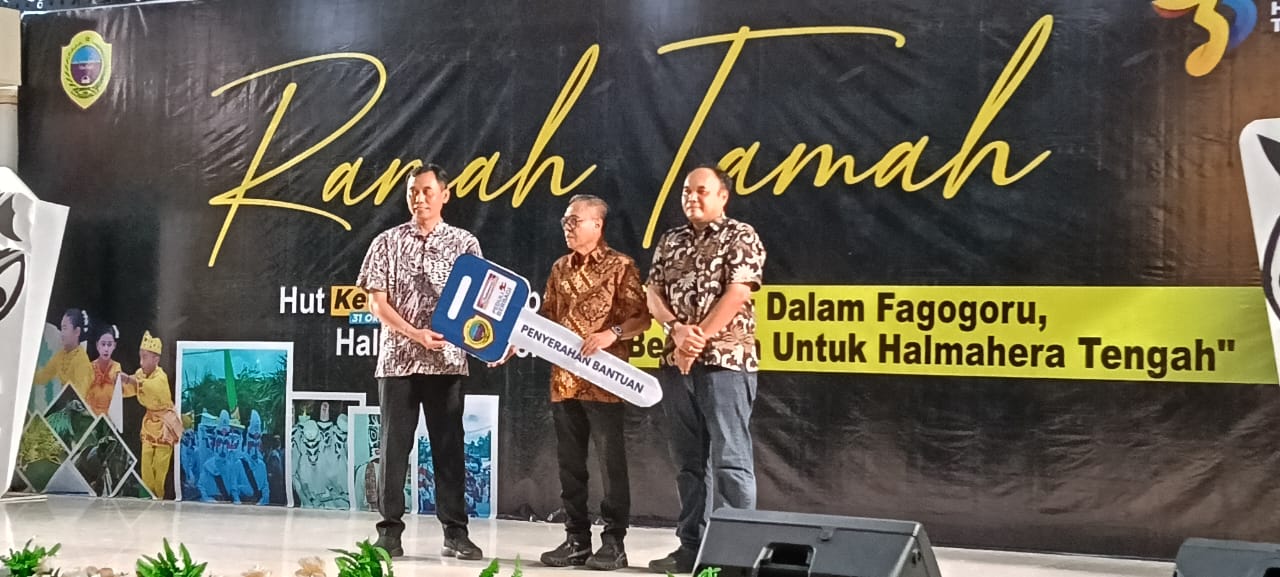 Branch Manager PT Indomarco Prismatama atau Indomaret, Mulyono, didampingi oleh Manager Legal PT Indomarco Prismatama atau Indomaret, Agung Arif Handoko, menyerahkan kado ke Bupati Halteng, Ikram M Sangadji secara simbolis.