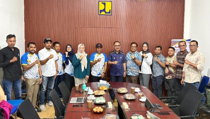 Sesi foto bersama Bupati Halbar dan sejumlah pimpinan OPD serta jajaran BPBPK Malut. (Istimewa)