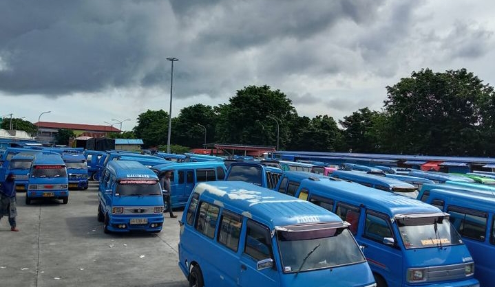 Sopir angkutan kota (angkot) di wilayah Kota Ternate, saat melakukan mogok massal.(Foto : Alfian/beritadetik.id).