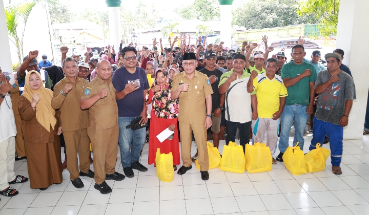 Pemkot Ternate dan Harita Grup saat membagikan sembako kepada petugas kebersihan menjelang idul Fitri 1477 Hijriah/2026.(Foto : Istimewa).