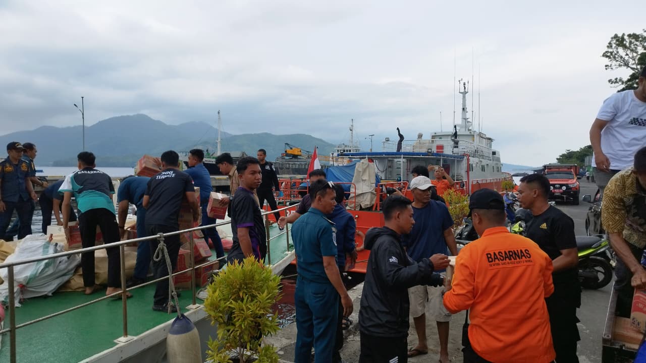 Pemkot Ternate mulai mengirim bantuan logistik untuk warga Batang Dua, yang terdampak gempa bumi, Kamis 2 April 2026.(Foto : Alfian Hatari/beritadetik.id).