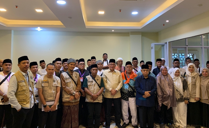 Wali Kota Ternate, M. Tauhid Soleman saat melakukan pelepasan terhadap Jemaat Calon Haji Kota Ternate, Maluku Utara.(Istimewa).
