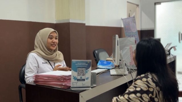PT PLN (Persero) Unit Induk Wilayah Maluku dan Maluku Utara (UIW MMU) saat melakukan pelayanan calon pemasang baru listrik.(dok : PLN).