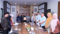 Sekretaris Daerah Rizal Marsaoly saat pimpinan rapat evaluasi catatan BPK bersama sejumlah pimpinan Organisasi Perangkat Daerah (OPD) termasuk Sekretaris Dinas Inspektorat Ternate Yunita Rachman.(Istimewa).