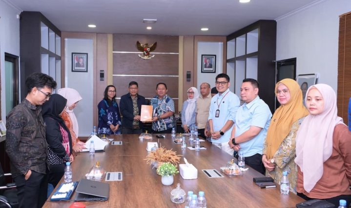 Sekretaris Daerah Rizal Marsaoly saat pimpinan rapat evaluasi catatan BPK bersama sejumlah pimpinan Organisasi Perangkat Daerah (OPD) termasuk Sekretaris Dinas Inspektorat Ternate Yunita Rachman.(Istimewa).