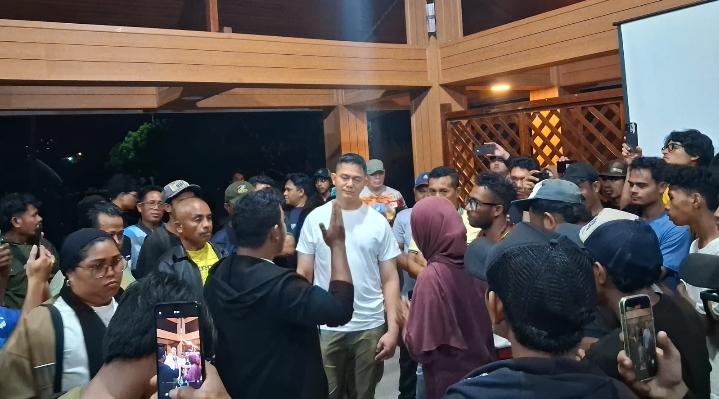 Aparat TNI saat bubarkan acara Nonton Bareng (Nobar) dan diskusi film dokumenter” Pesta Babi” karya Dandhy Dwi Laksono di kawasan Benteng Oranje pada Jumat malam, 8 Mei 2026.(istimewa).