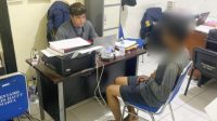 Pemandu wisatawan ke Gunung Dukuno, Halmahera Utara, saat diperiksa penyidik Polres Halut.(Dok : Maikel/beritadetik.id).