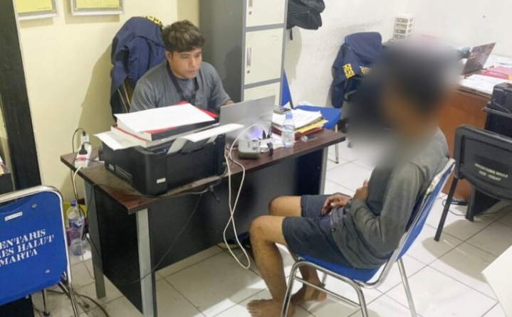 Pemandu wisatawan ke Gunung Dukuno, Halmahera Utara, saat diperiksa penyidik Polres Halut.(Dok : Maikel/beritadetik.id).