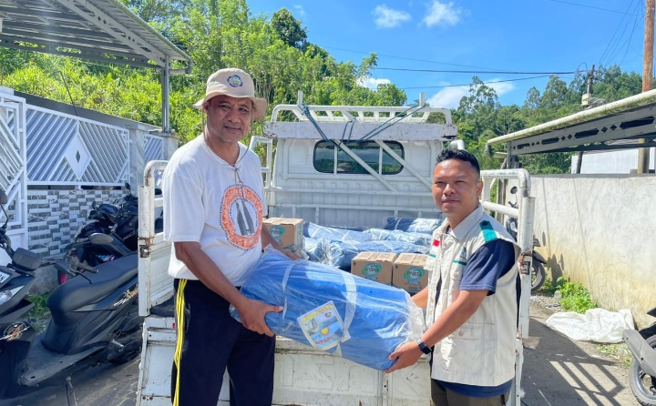 Penyaluran bantuan kemanusiaan bagi masyarakat terdampak bencana longsor di Komplek Residen BTN Gadihu Indah RT 004/RW 013, Desa Batu Merah, Kota Ambon.