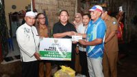 Sekretaris Daerah Kota Ternate, Rizal Marsaoly, menyerahkan bantuan kepada warga terdampak banjir dan kebakaran di sejumlah wilayah di Kota Ternate.