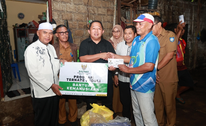 Sekretaris Daerah Kota Ternate, Rizal Marsaoly, menyerahkan bantuan kepada warga terdampak banjir dan kebakaran di sejumlah wilayah di Kota Ternate.