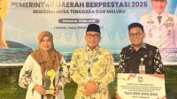 Wali Kota Tauhid Soleman didampingi Sekretaris Inspektorat Kota Ternate, Yunita Rachman saat menerima penghargaan nasional.(istimewa).