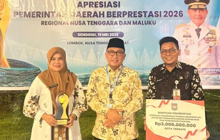 Wali Kota Tauhid Soleman didampingi Sekretaris Inspektorat Kota Ternate, Yunita Rachman saat menerima penghargaan nasional.(istimewa).