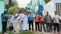 Petugas PLN saat memastikan kesiapan pasokan listrik guna mendukung kelancaran pelaksanaan Salat Iduladha 1447 Hijriah di seluruh wilayah Maluku dan Maluku Utara.
