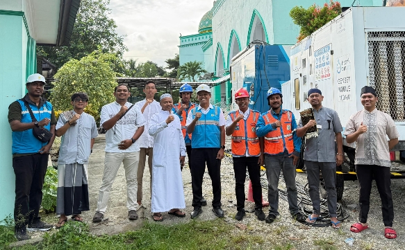 Petugas PLN saat memastikan kesiapan pasokan listrik guna mendukung kelancaran pelaksanaan Salat Iduladha 1447 Hijriah di seluruh wilayah Maluku dan Maluku Utara.