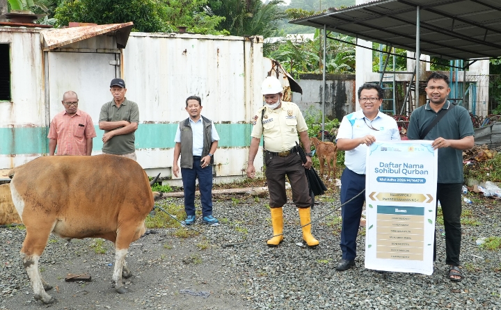 General Manager PLN UIW Maluku dan Maluku Utara, Noer Soeratmoko, saat penyaluran hewan kurban kepada masyarakat di berbagai wilayah Maluku dan Maluku Utara. General Manager PLN UIW Maluku dan Maluku Utara, Noer Soeratmoko.(Doc : PLN).