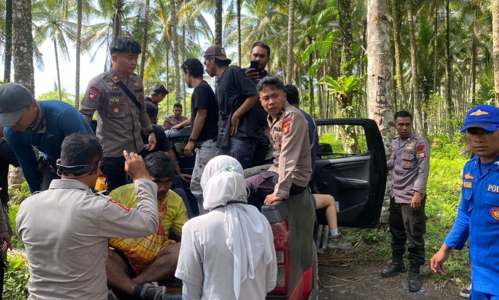 Tim SAR saat evakuasi 20 Wisatawan yang terjebak di gunung Dukono Halmahera Utara.(Foto : istimewa)