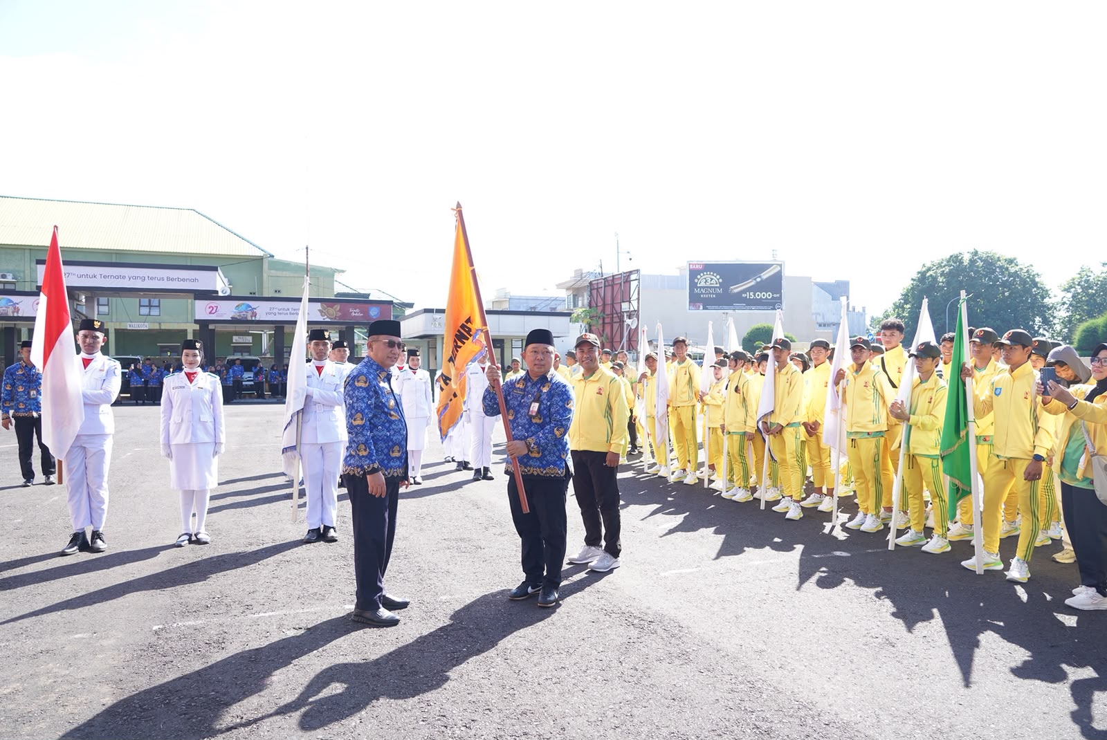 Sekda Kota Ternate, Rizal Marsaoly, saat melepas kontingen Atlet Kota Ternate ke kegiatan Porprov V Maluku Utara tahun 2026 di Tobelo Halmahera Utara.(Foto : Alfian Hatari/Beritadetik.id).