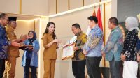 Sekretaris Daerah Kota Ternate, Rizal Marsaoly saat menerima penyerahan penghargaan.(Foto : All/beritadetik.id).