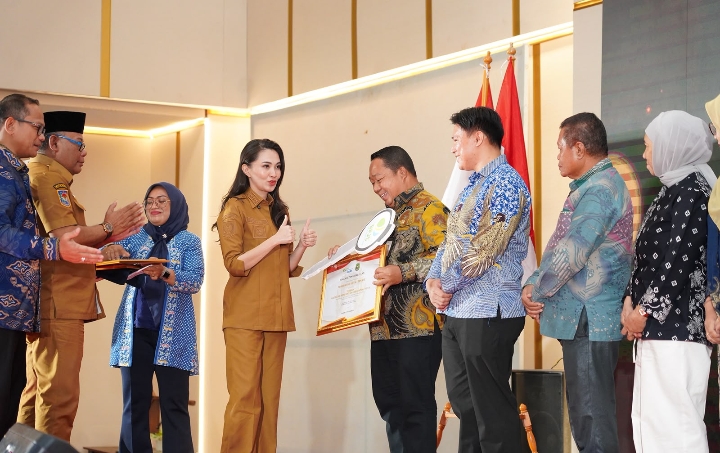Sekretaris Daerah Kota Ternate, Rizal Marsaoly saat menerima penyerahan penghargaan.(Foto : All/beritadetik.id).