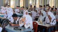PT PLN (Persero) Unit Layanan Pelanggan (ULP) Namlea menggelar kegiatan PLN Goes to School di SMA Negeri 1 Buru, Kabupaten Buru, pada Senin (27/7).