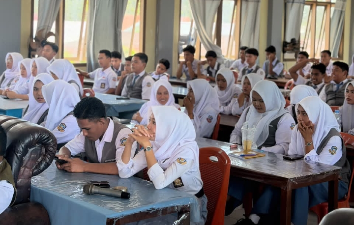 PT PLN (Persero) Unit Layanan Pelanggan (ULP) Namlea menggelar kegiatan PLN Goes to School di SMA Negeri 1 Buru, Kabupaten Buru, pada Senin (27/7).
