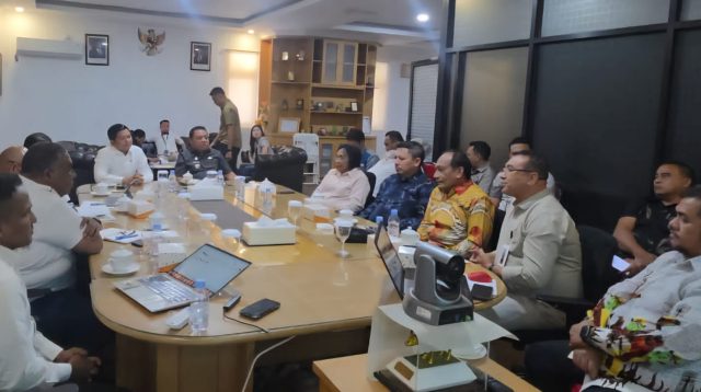 Bupati Halmahera Utara Piet Hein Babua, saat melaksanakan audiensi dengan jajaran manajemen PTPN I Regional 8.(Istimewa).